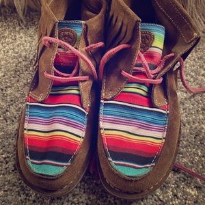 🥰💜Ariat Serape cruiser with fringe💜🥰